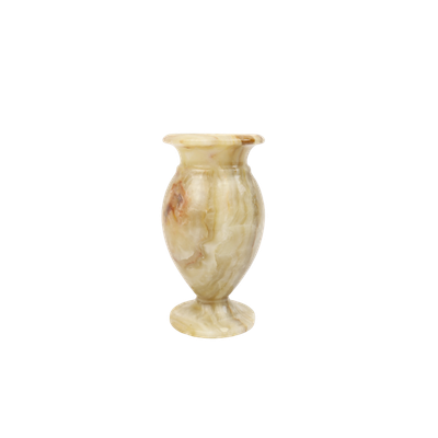 Een kleine, crèmekleurige en beige gemarmerde onyx vaas met een uitlopende rand en een ronde voet.