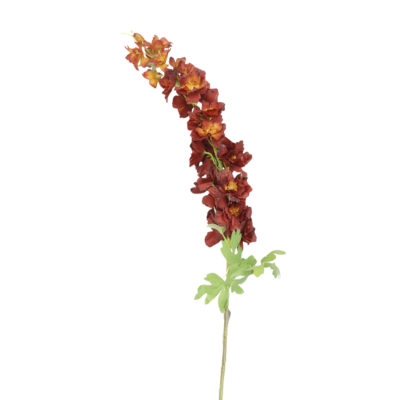 Een enkele stengel van een kunstmatige ridderspoor met roestkleurige, veelbladige bloemen en groene bladeren.