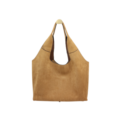 Een minimalistische, beige suède hobo-schoudertas die tegen een witte achtergrond hangt.
