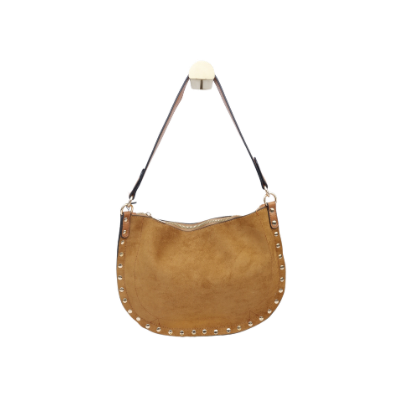 Een beige, halvemaanvormige suède handtas met goudkleurige studs langs de rand en een zwarte schouderband.