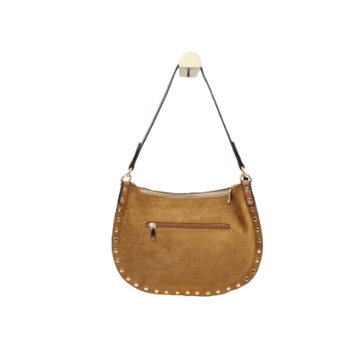 Een beige, halvemaanvormige suède handtas met goudkleurige studs langs de rand en een zwarte schouderband.