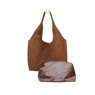 Een bruine suède schoudertas in hobo-stijl hangt tegen een witte achtergrond.