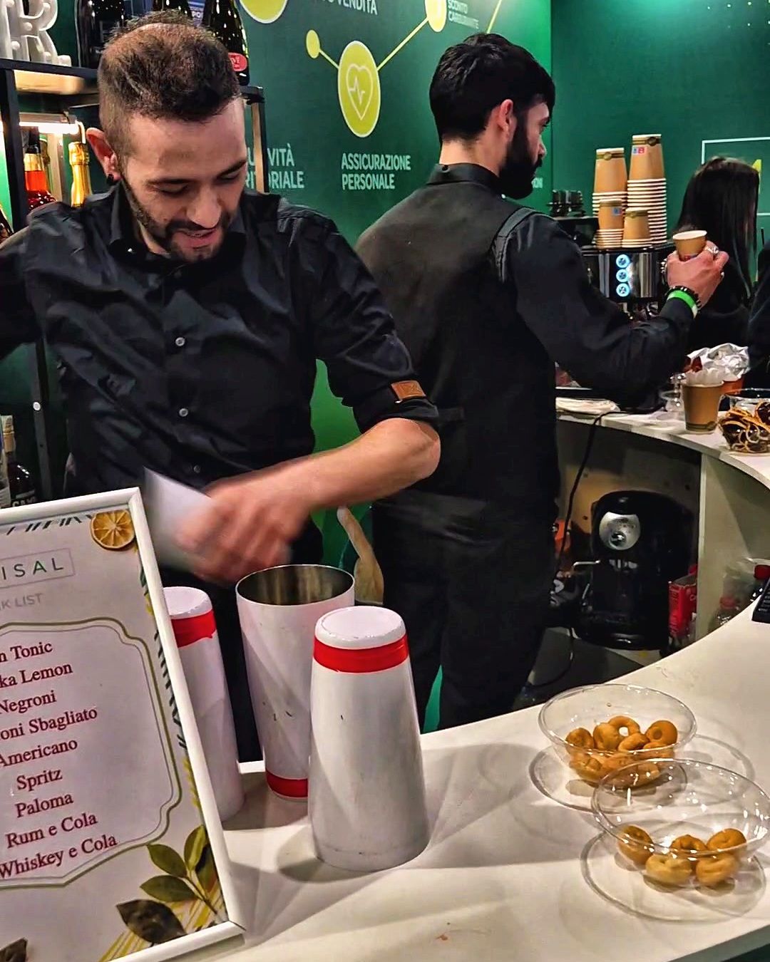 Bartender Barman Express al lavoro nello stand MySisal a Catania