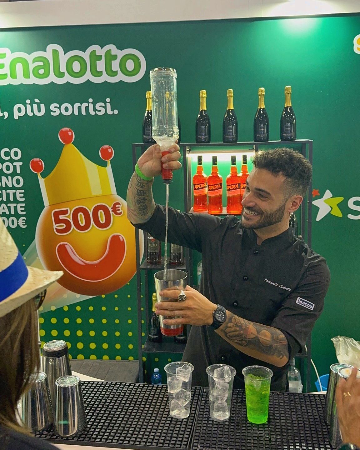 Bartender Barman Express prepara un cocktail nello stand MySisal a Roma