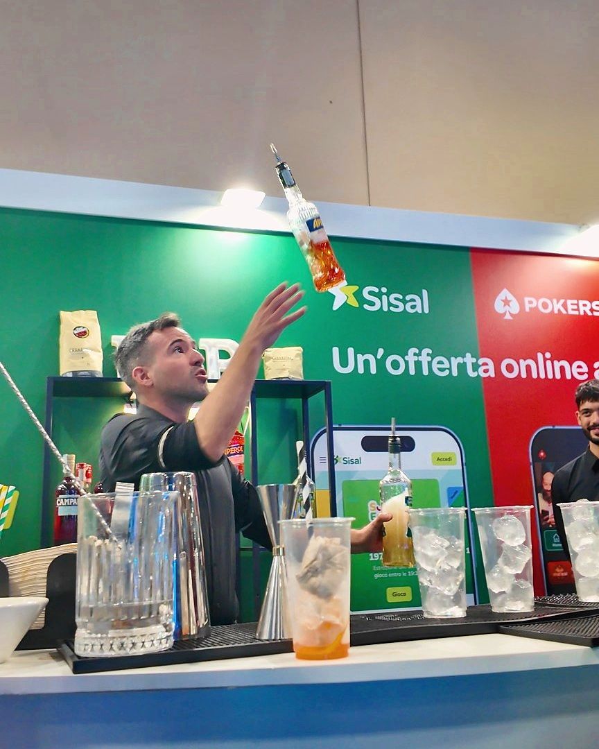 Performance di flair bartending nello stand MySisal a Torino