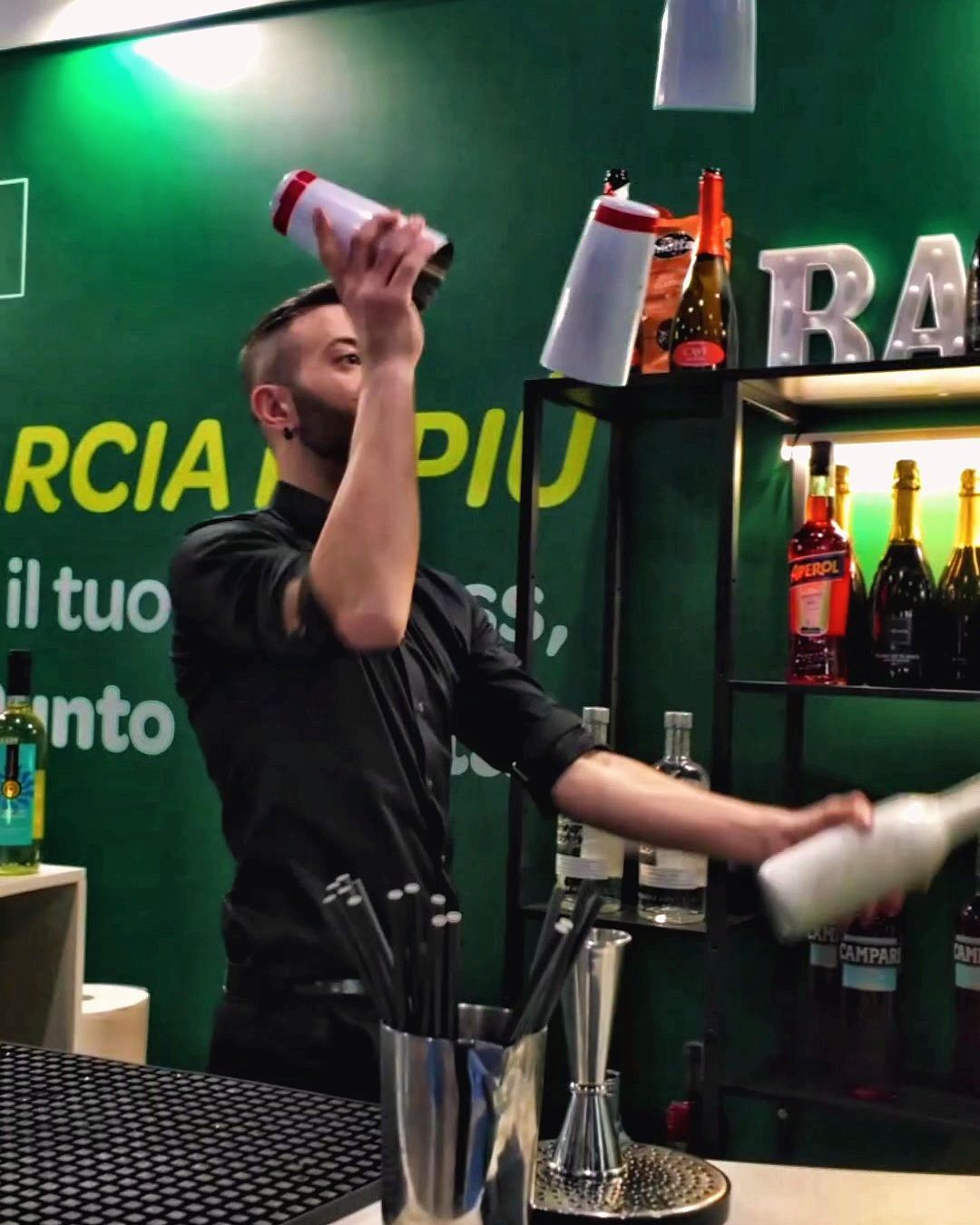Performance di flair bartending durante la fiera T2000 Catania