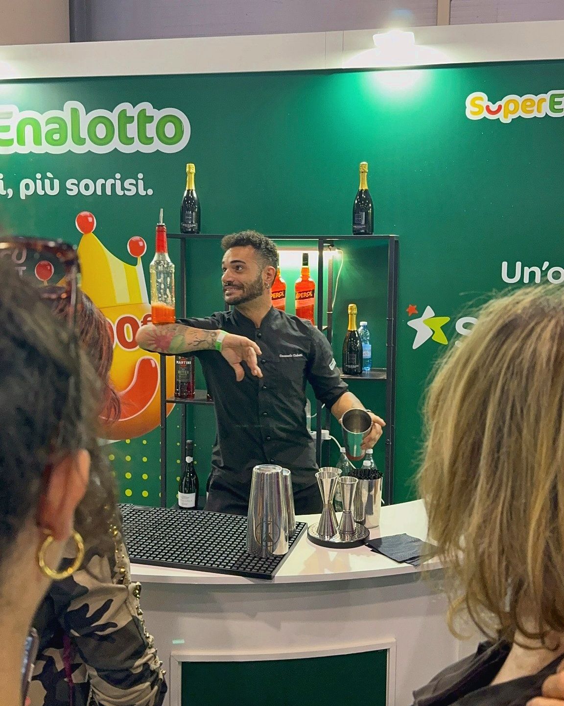 Flair bartender davanti al pubblico dello stand Sisal a Roma