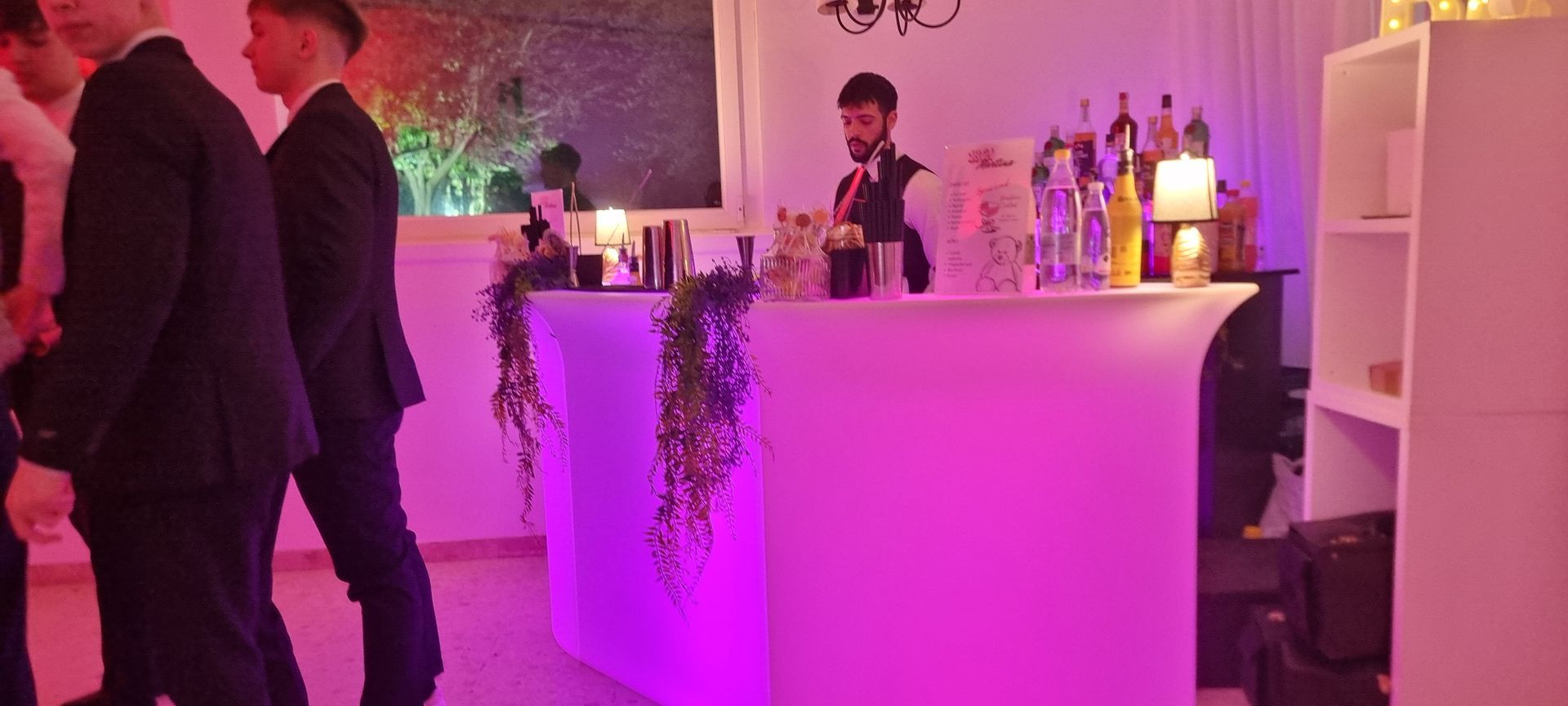 Barman Barman Express al lavoro sul bancone luminoso