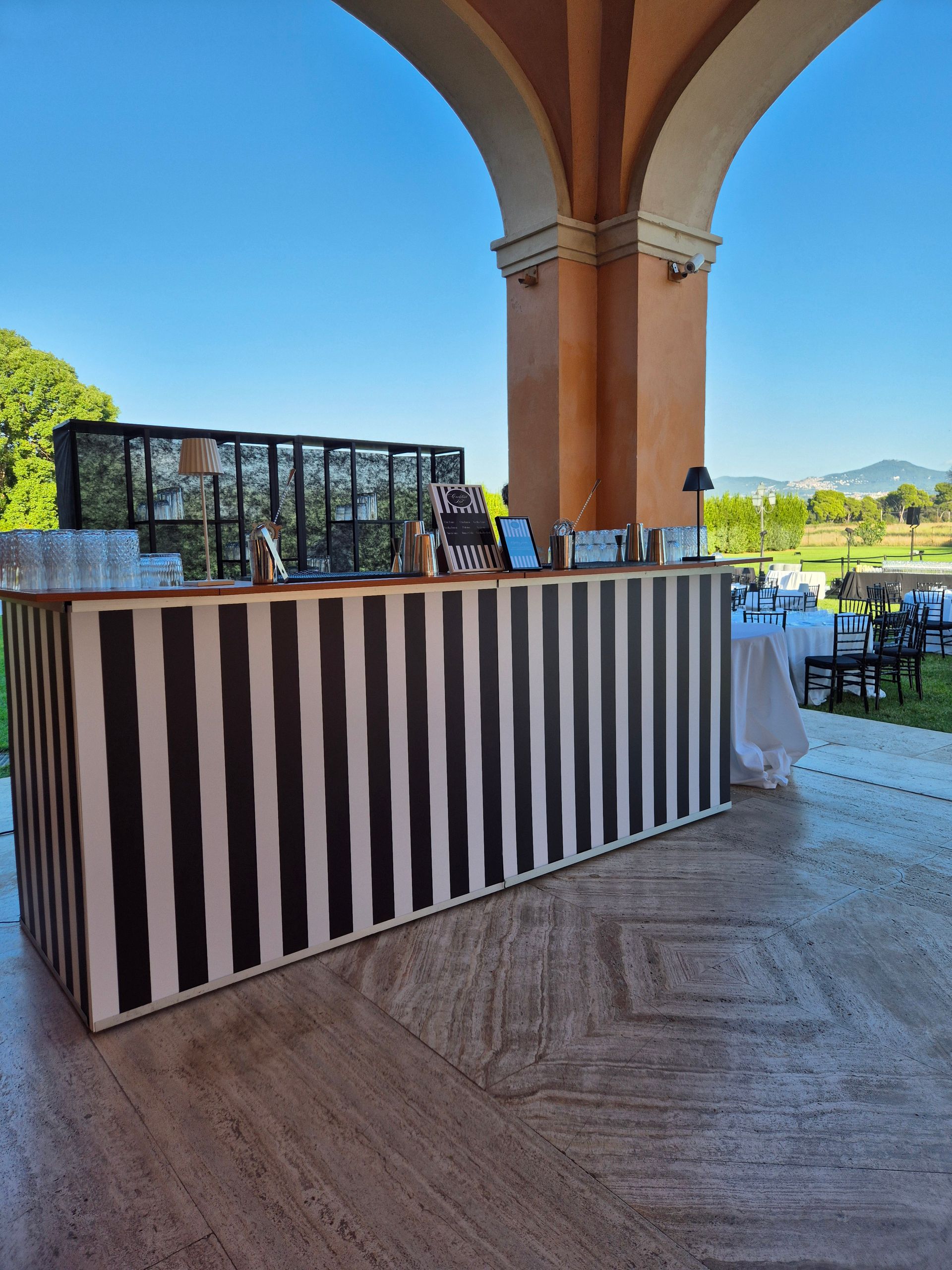 Bancone Barman Express integrato in una location elegante