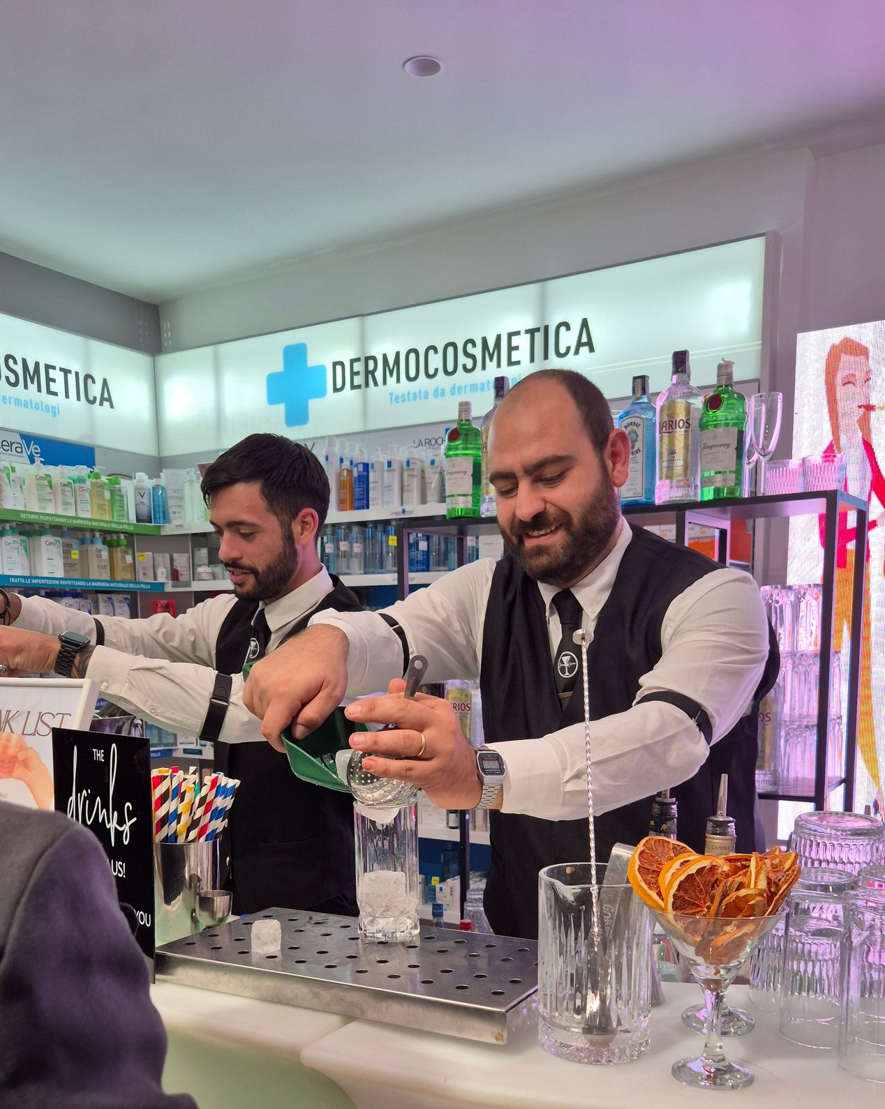 Barman al lavoro durante il servizio