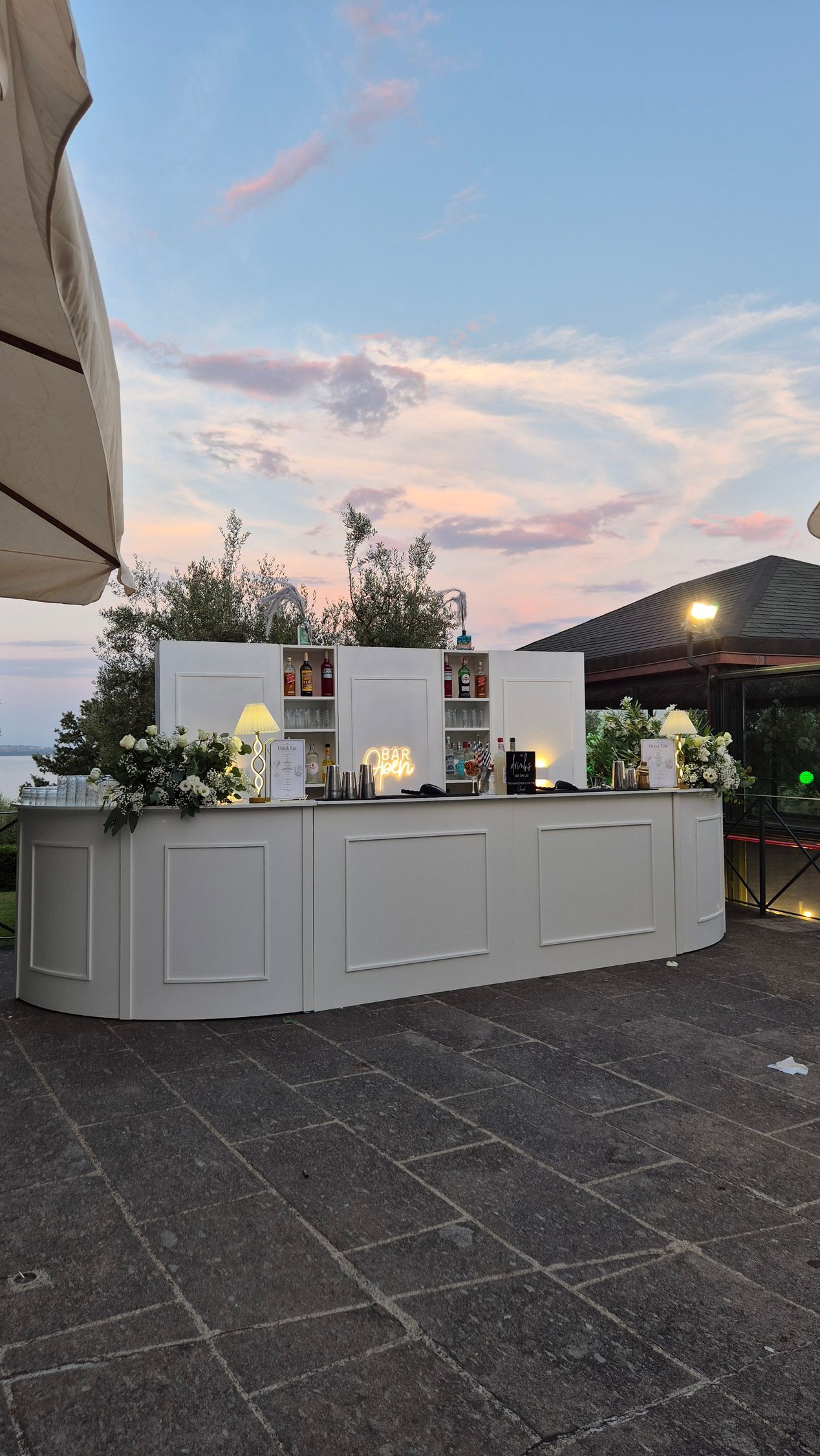Servizio open bar Barman Express durante un evento elegante con Regia Beverage™