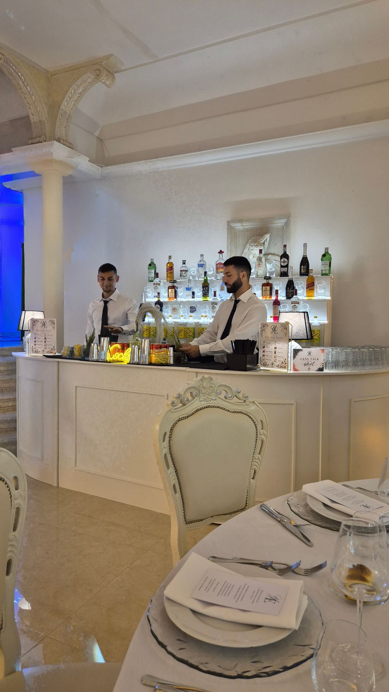 Barman Express durante il servizio in una location elegante