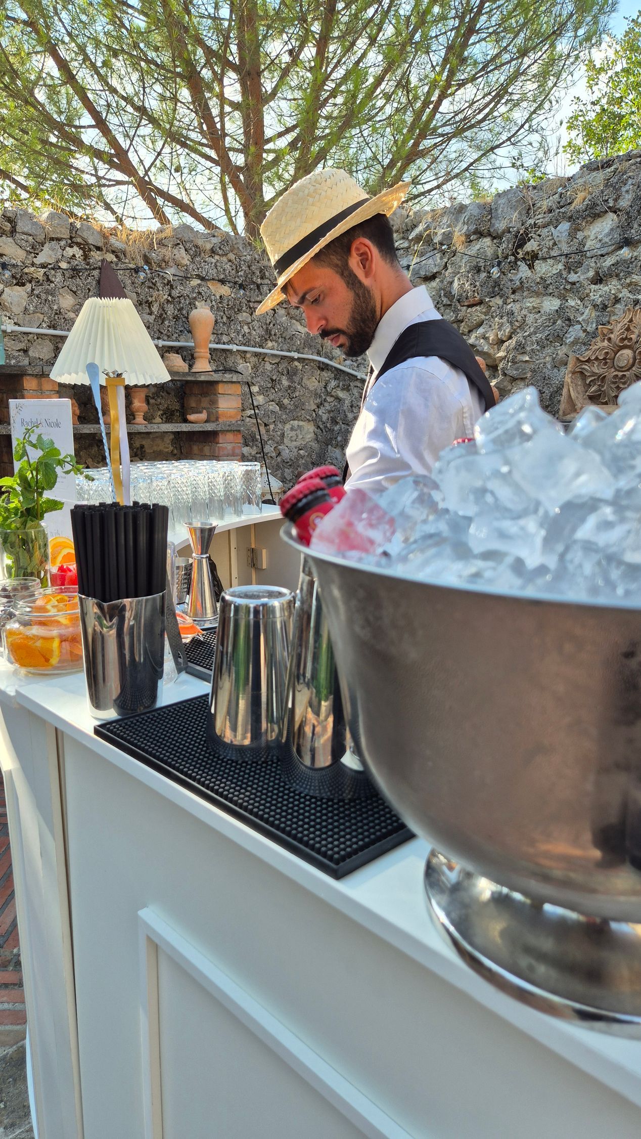 Allestimento open bar outdoor a Villa Sant'Angelo per matrimonio