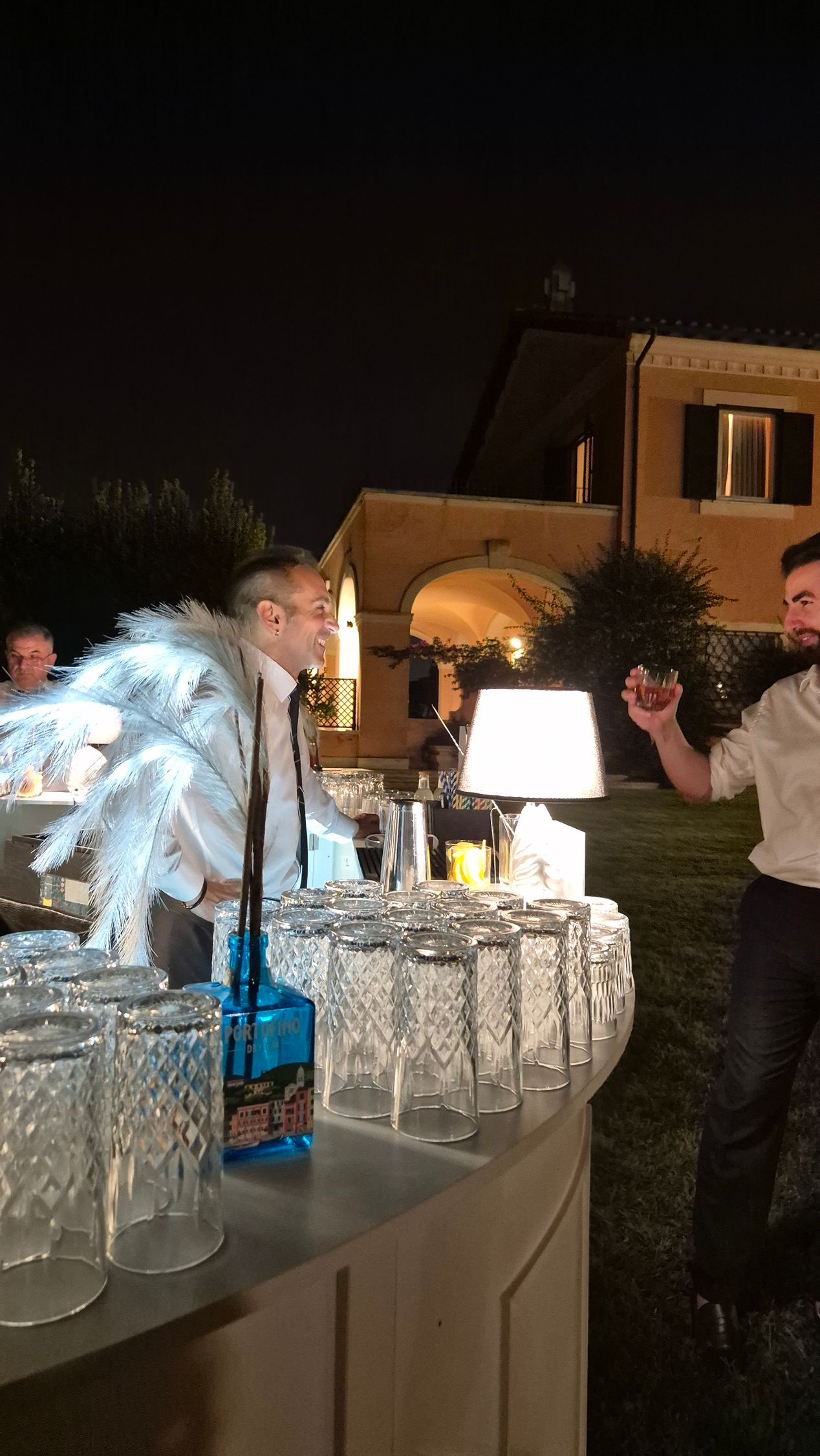 Servizio beverage Villa Alberico Servizio a giro a braccio durante matrimonio nel grande giardino di Villa Alberico