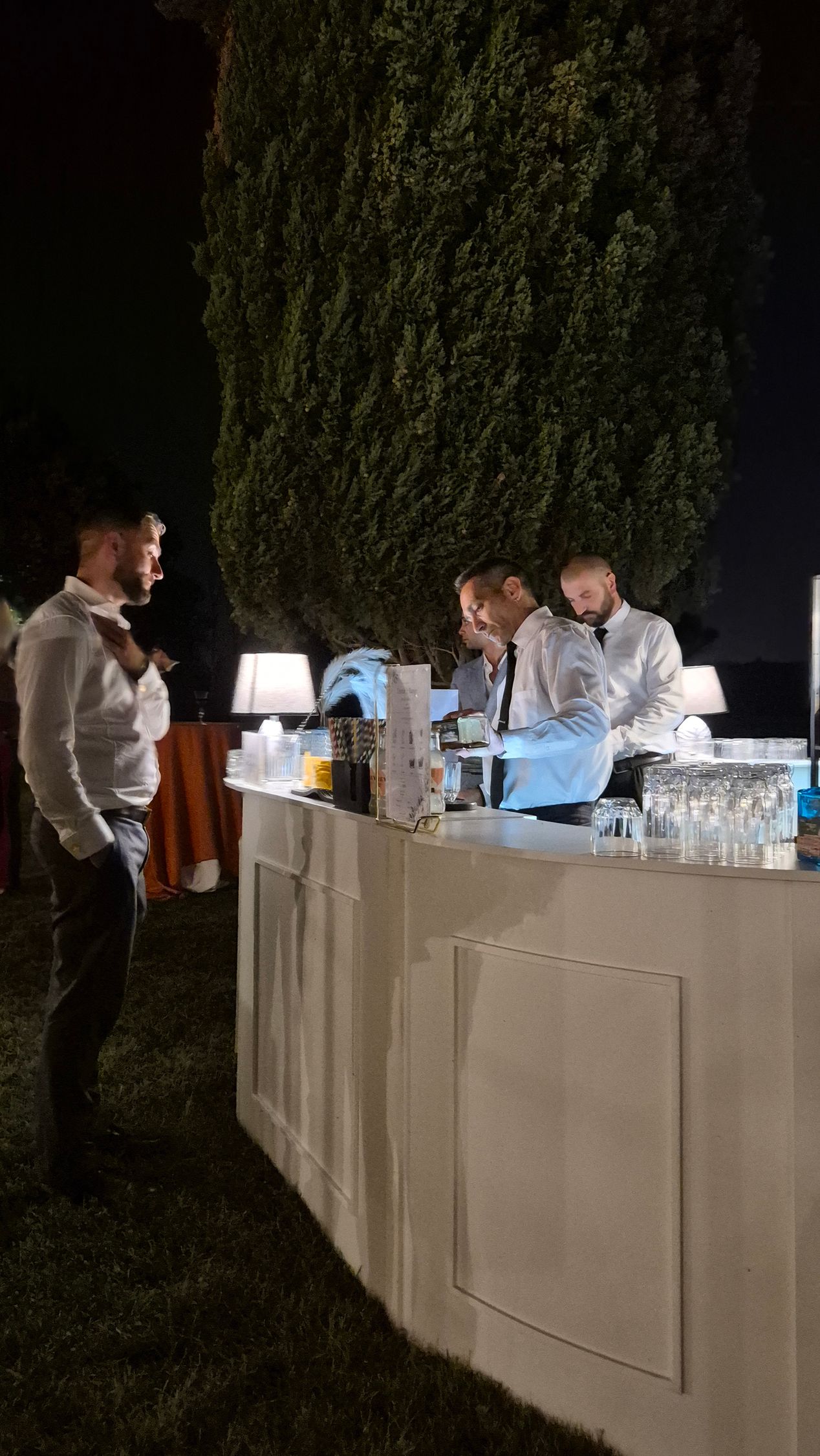 Bartender matrimonio Villa Alberico Roma Bartender Barman Express al lavoro durante matrimonio internazionale a Villa Alberico