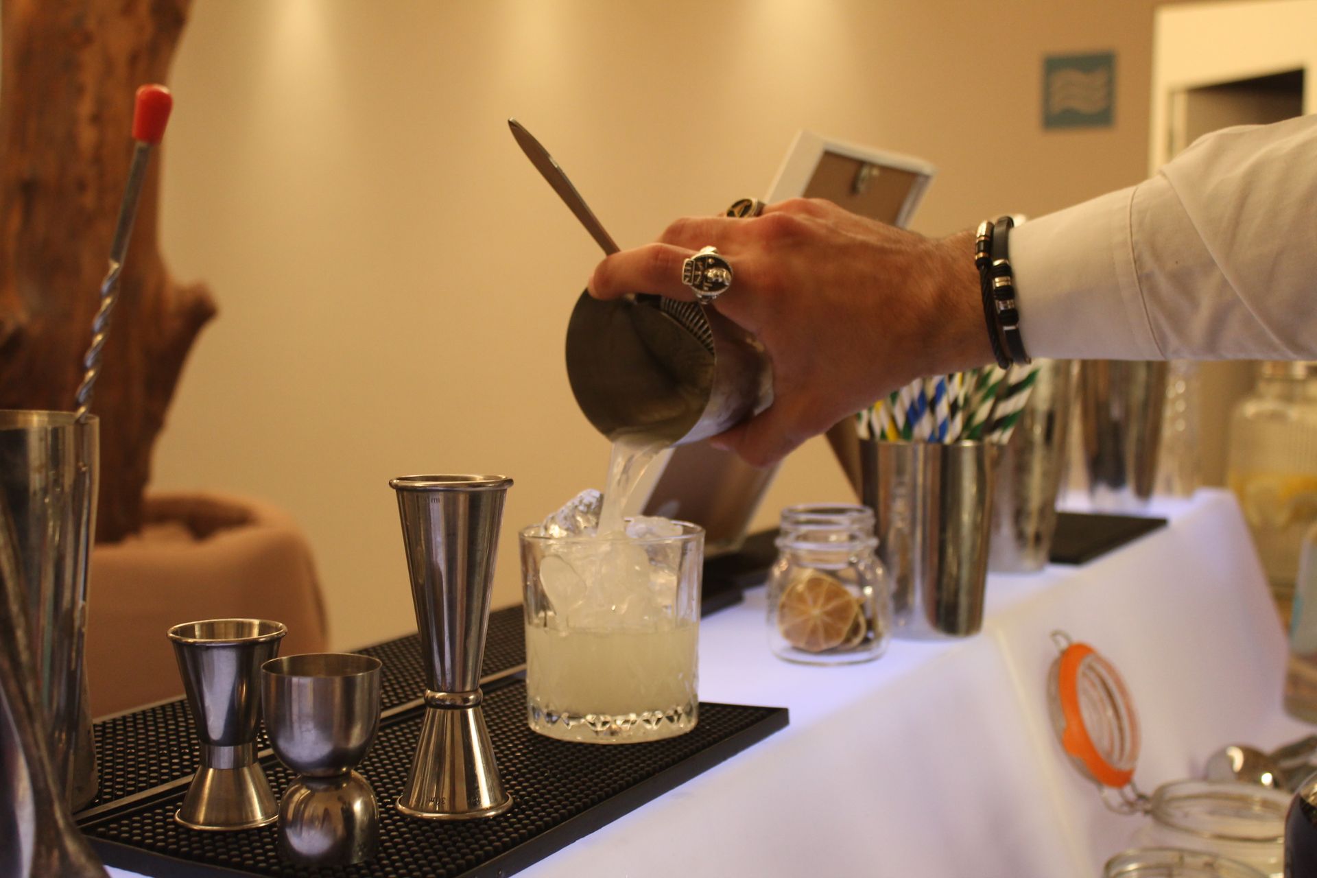 Cocktail brandizzato servito a un evento aziendale