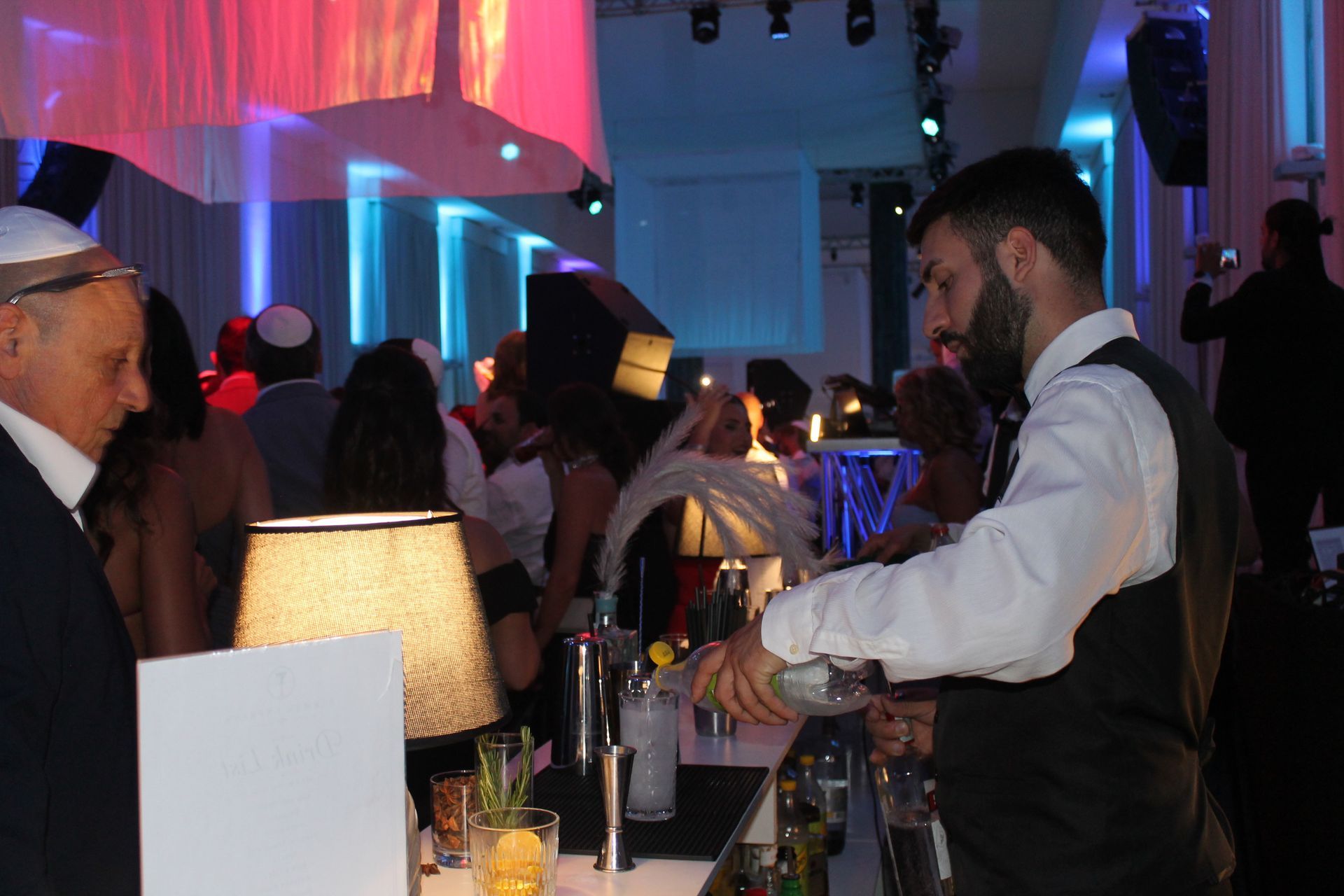 Allestimento elegante di un Kosher Bar per matrimonio ebraico