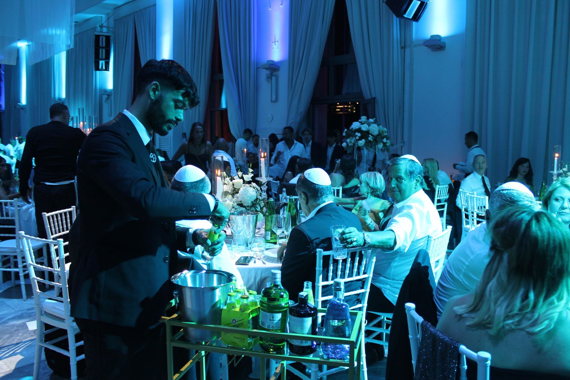 Barman Express durante il servizio coordinato in un evento formale