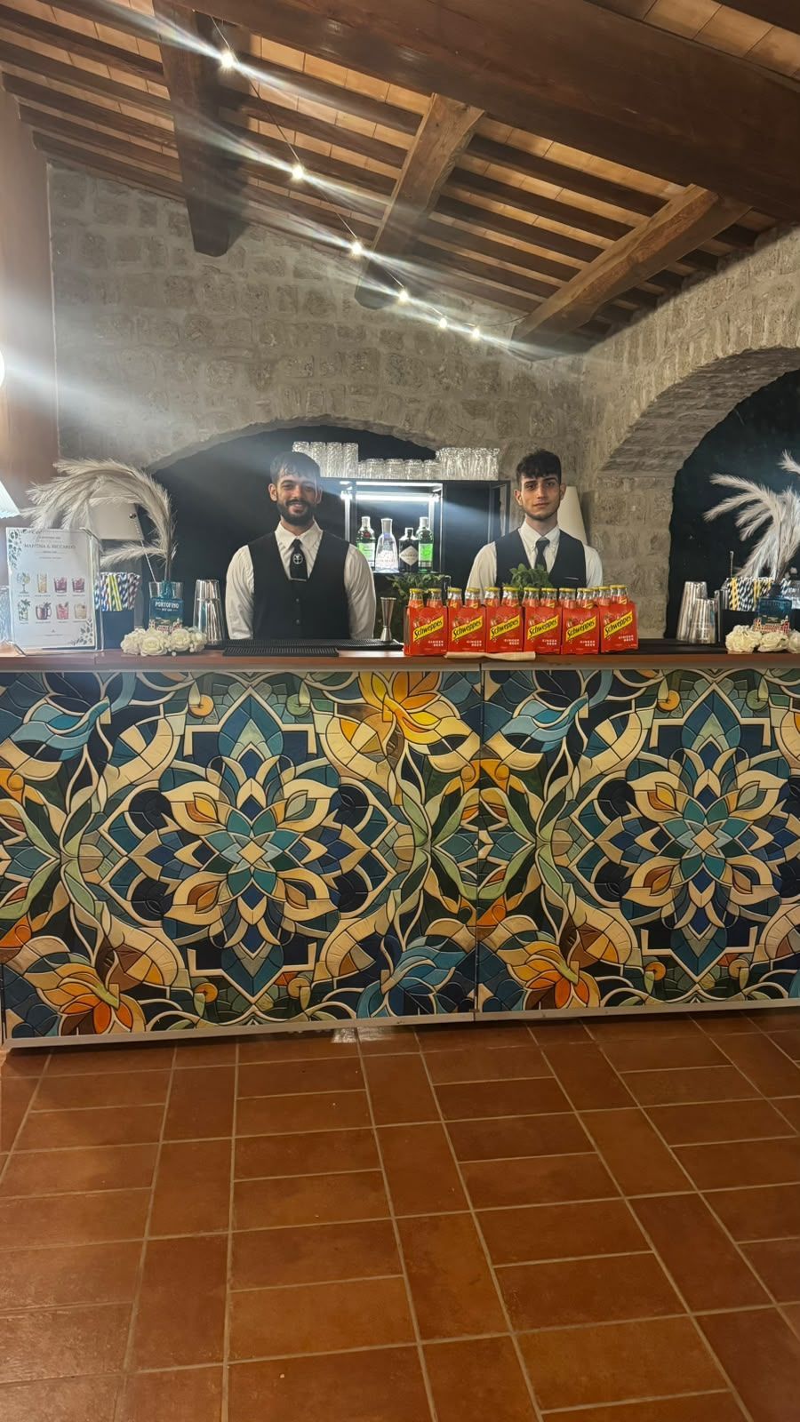 Due barman Barman Express durante il matrimonio a Tenuta La Gramignana