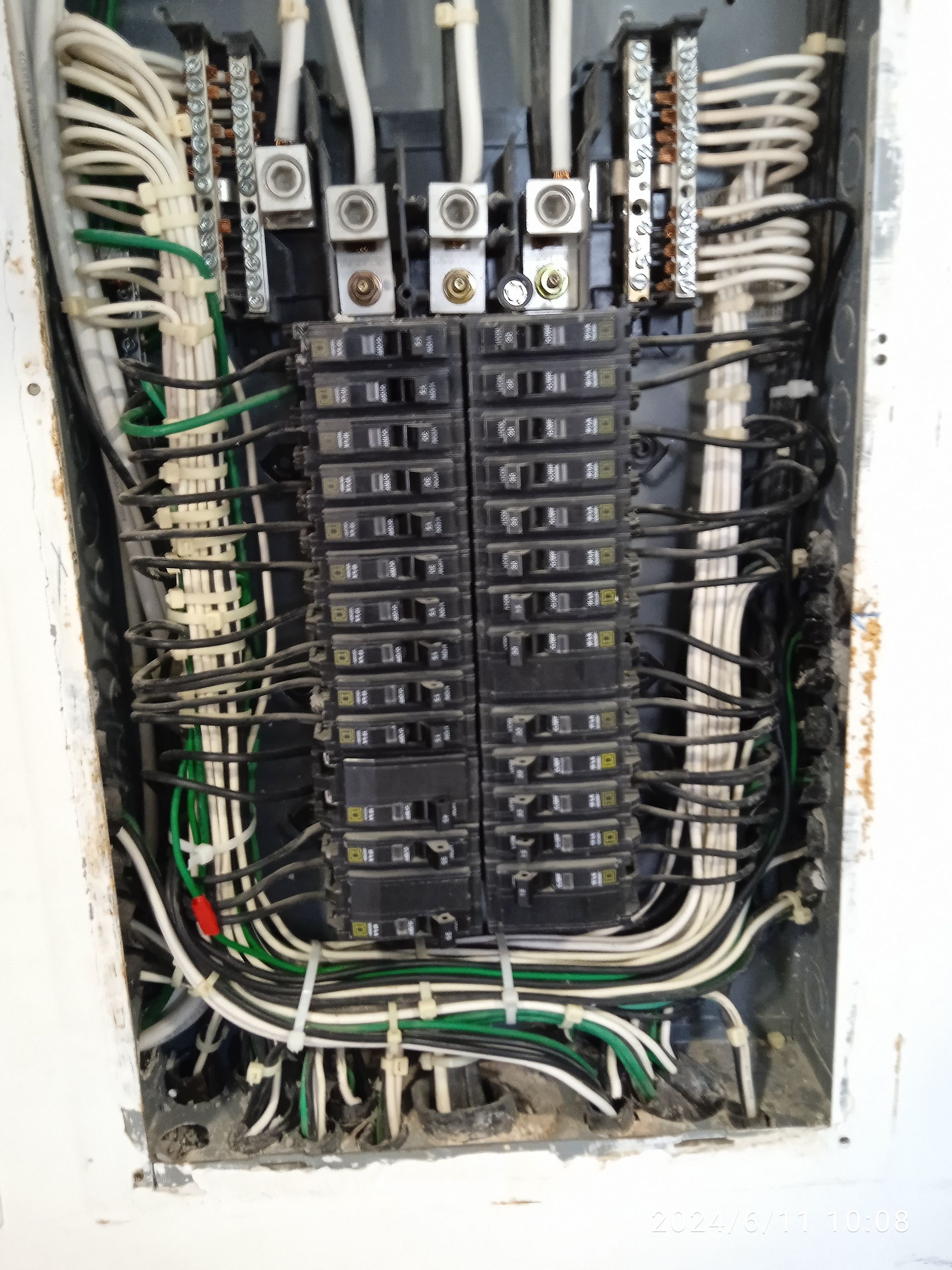 Instalaci&oacute;n el&eacute;ctrica en oficina moderna