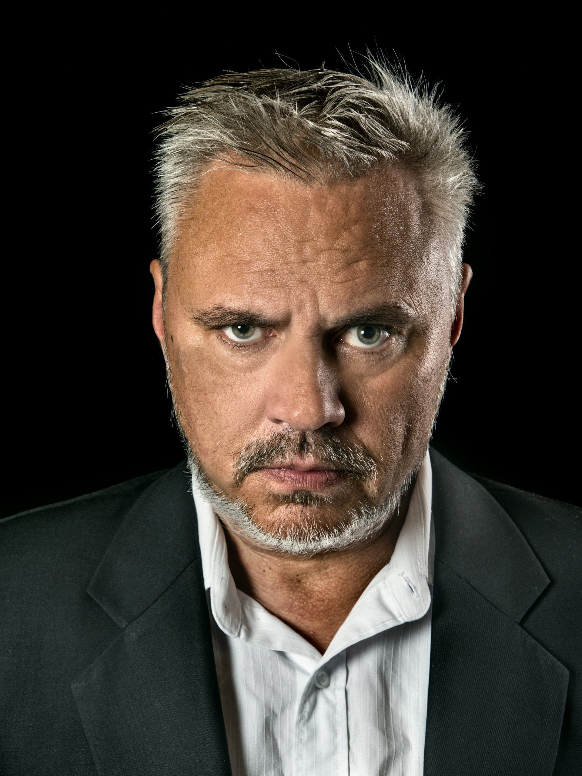 Författaren Cyril Hellman på Stevali Bokförlag.