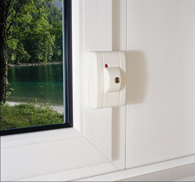 Fenstersicherung am Rahmen montiert, Schutz gegen Aufhebeln des Fensters