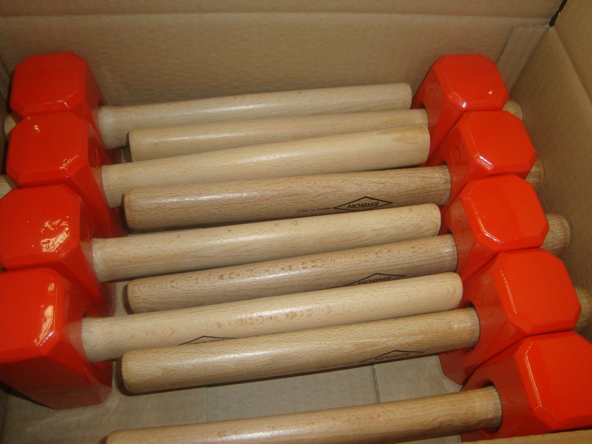 Scatola di cartone riempita di tasselli di legno con cappuccio rosso impilati in file