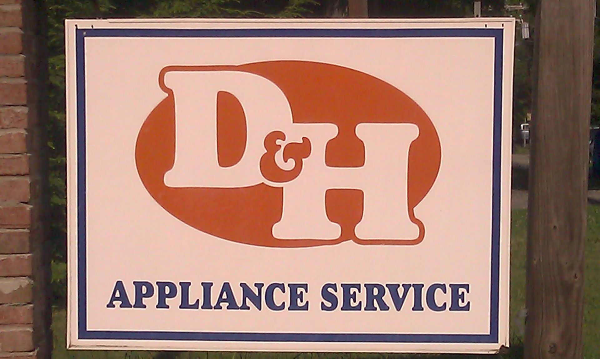 A sign that says d & h appliance service on it