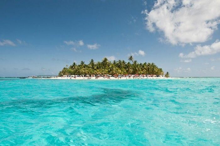 Vista aérea de una playa de color turquesa