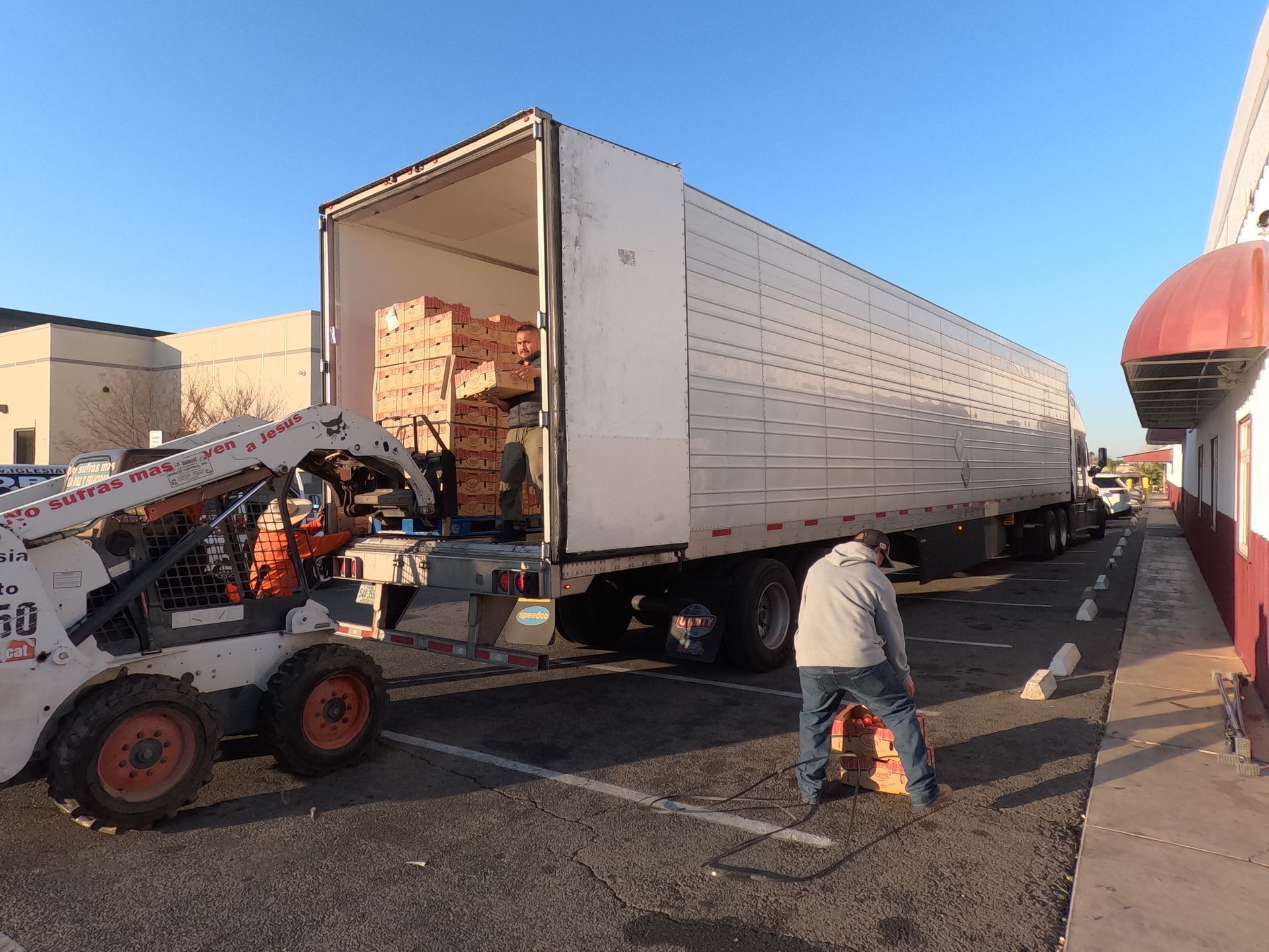 Descargando donaciones para la comunidad