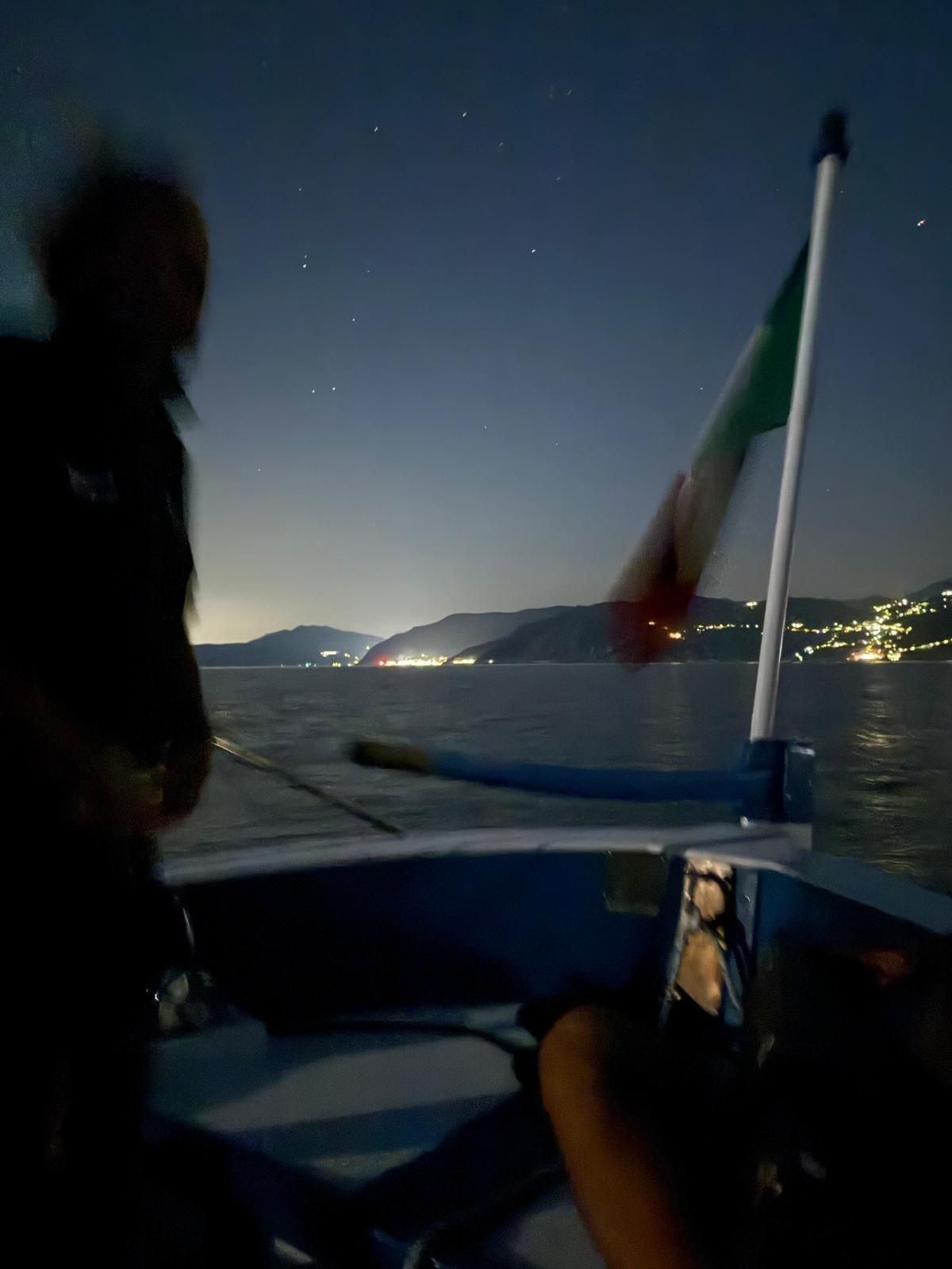 escursioni 5 terre di notte con musica dal vivo e aperitivo Rosa dei Venti 5 terre boats Tours