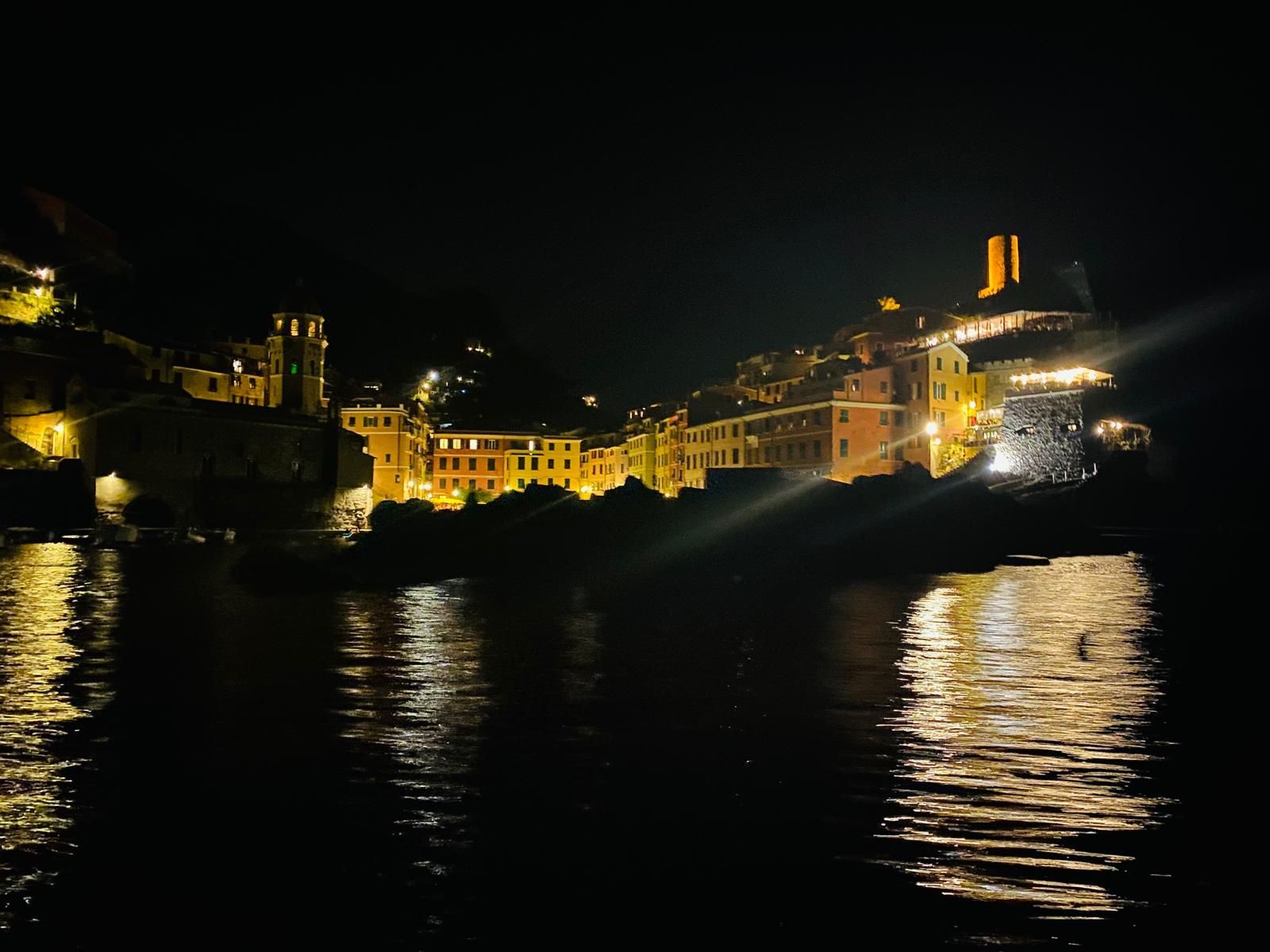 5 terre di notte tour con musica dal vivo e aperitivo Rosa dei Venti 5 terre boats Tours