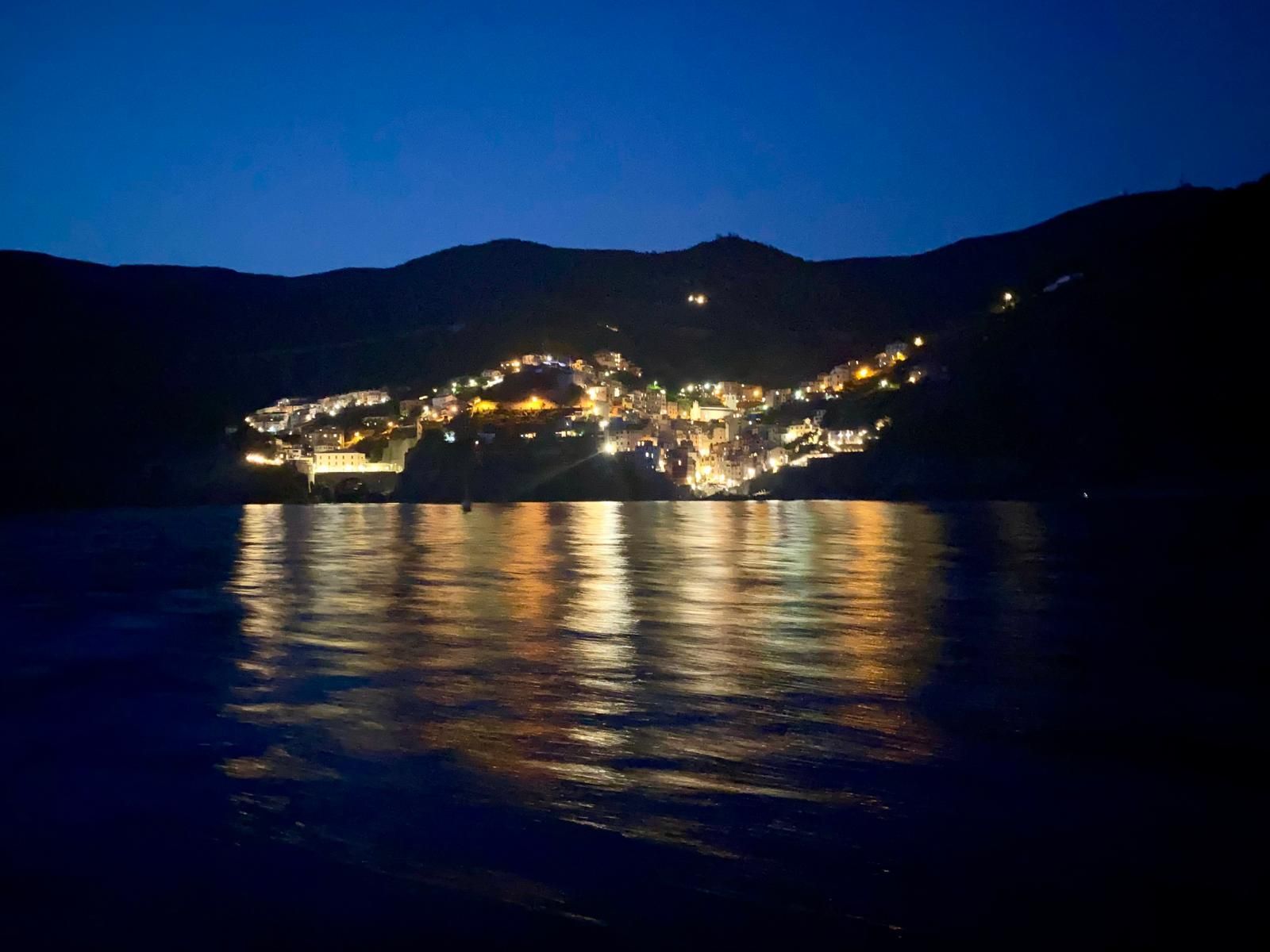 vista 5 terre di notte tour con musica dal vivo e aperitivo Rosa dei Venti 5 terre boats Tours