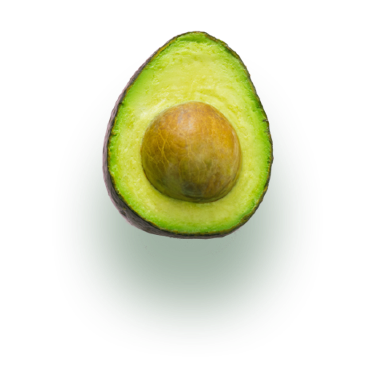 Avocado tagliato a metà con il nocciolo su sfondo bianco.