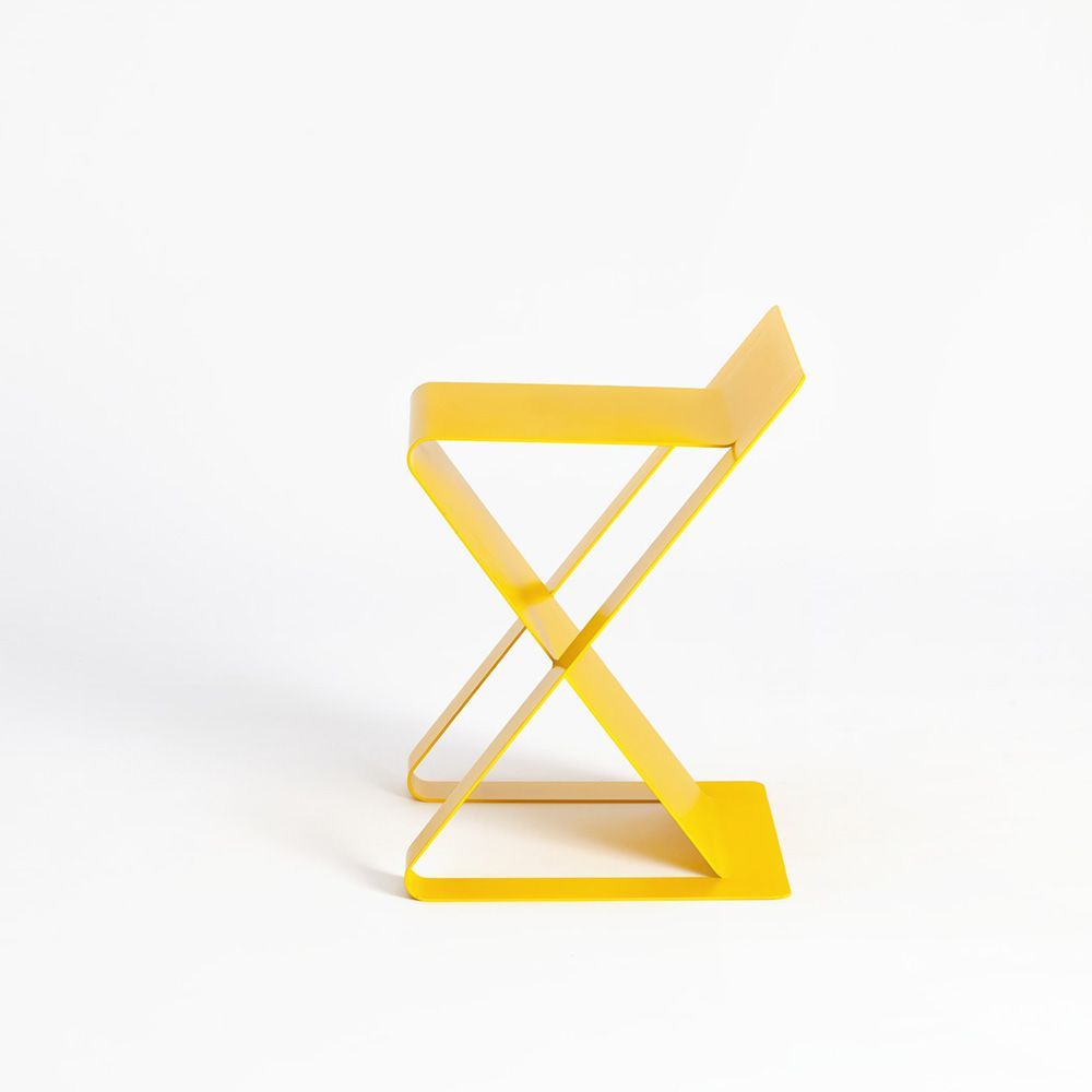 Logo astratto geometrico a forma di clessidra di colore giallo su sfondo bianco.