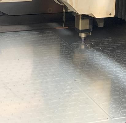 Incisione laser su una lastra di metallo decorata in un'officina