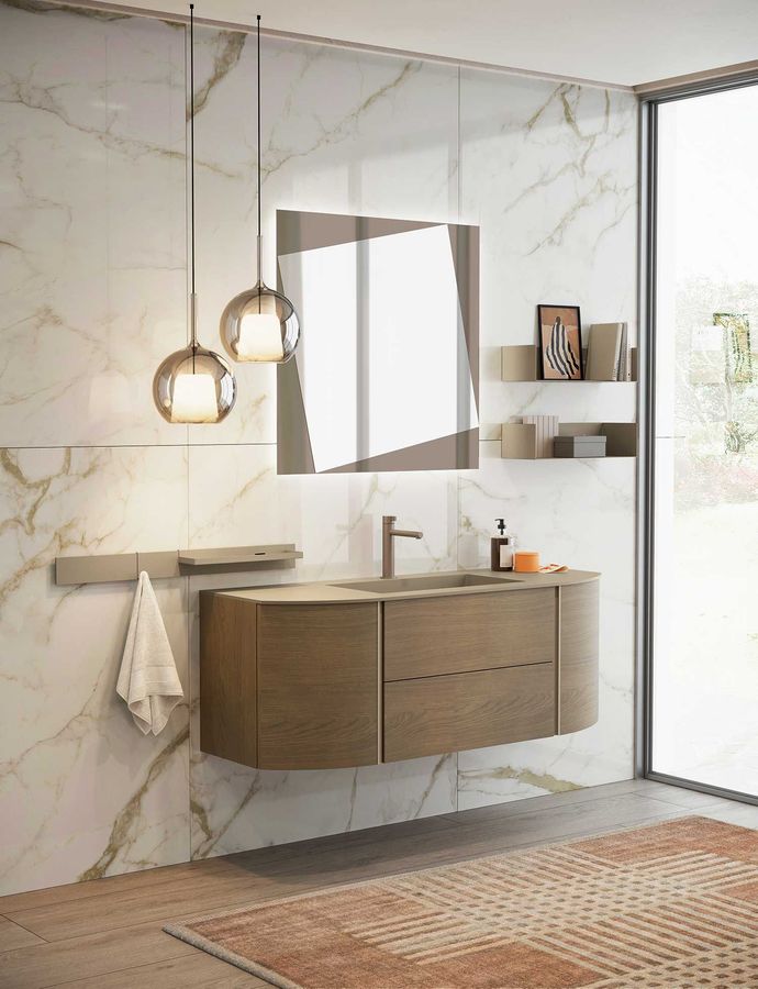Bagno moderno con rivestimenti e arredo bagno