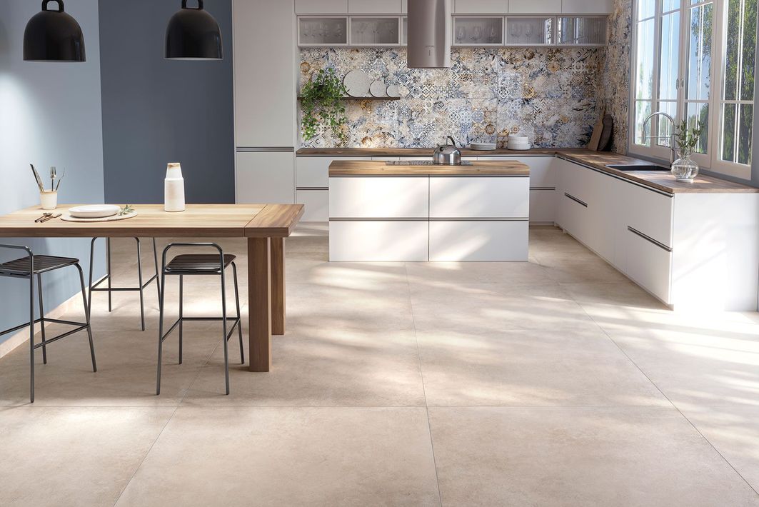 Bagno moderno con rivestimenti in ceramica