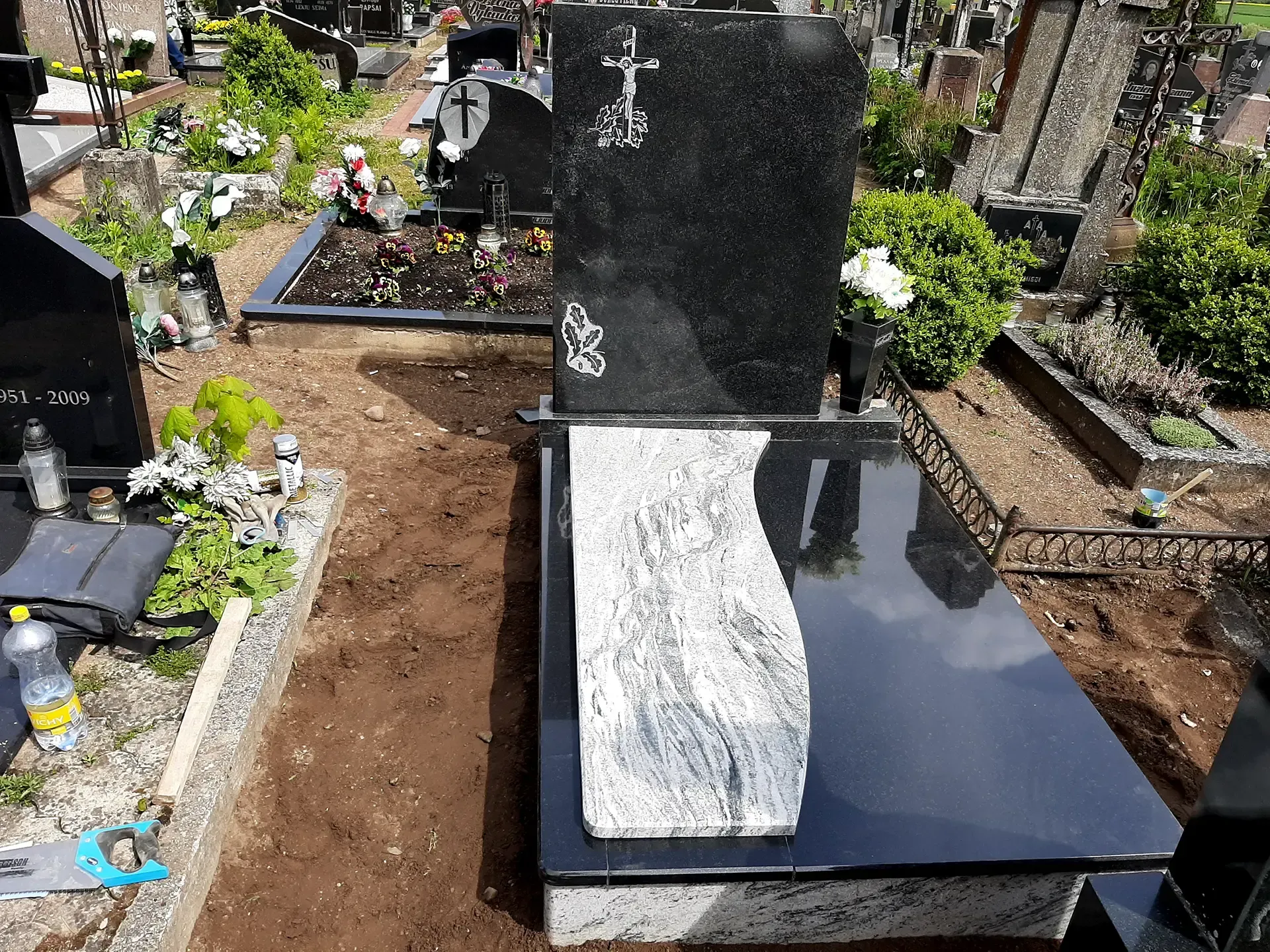 Kapaviečių dengimas akmens plokštėmis