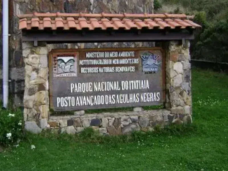Placa de pedra do Parque Nacional Darién, Posto Avançado das Águilas Negras, sob cobertura de telhas.