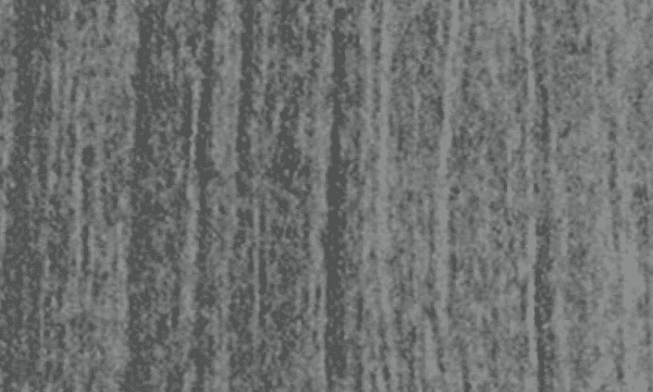 Gros plan sur une surface grise monochrome présentant une texture de grain de bois vertical.