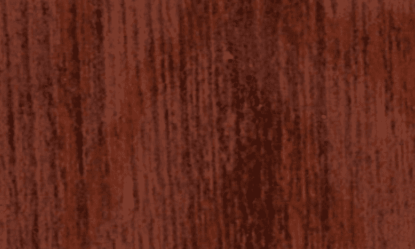 Gros plan sur un grain de bois brun rougeâtre foncé avec des lignes verticales et une finition texturée rustique.