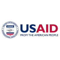 Logo de l'USAID : inscription « USAID » en bleu foncé à côté du sceau et du slogan « DU PEUPLE AMÉRICAIN ».