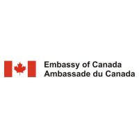 Logo de l'ambassade du Canada : feuille d'érable rouge et texte en anglais et en français.