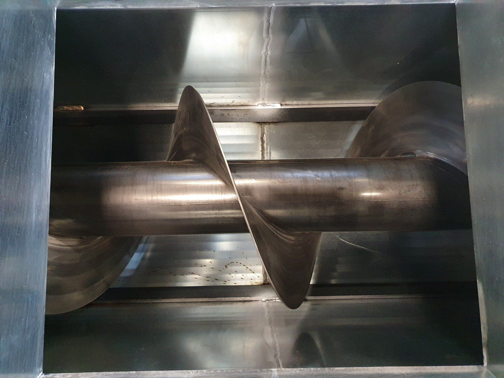 Un primo piano di un tubo di metallo con una spirale su di esso