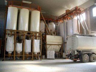 Silos in impianto industriale