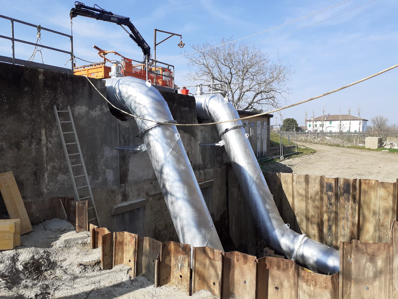 Un grande tubo metallico viene installato in un cantiere