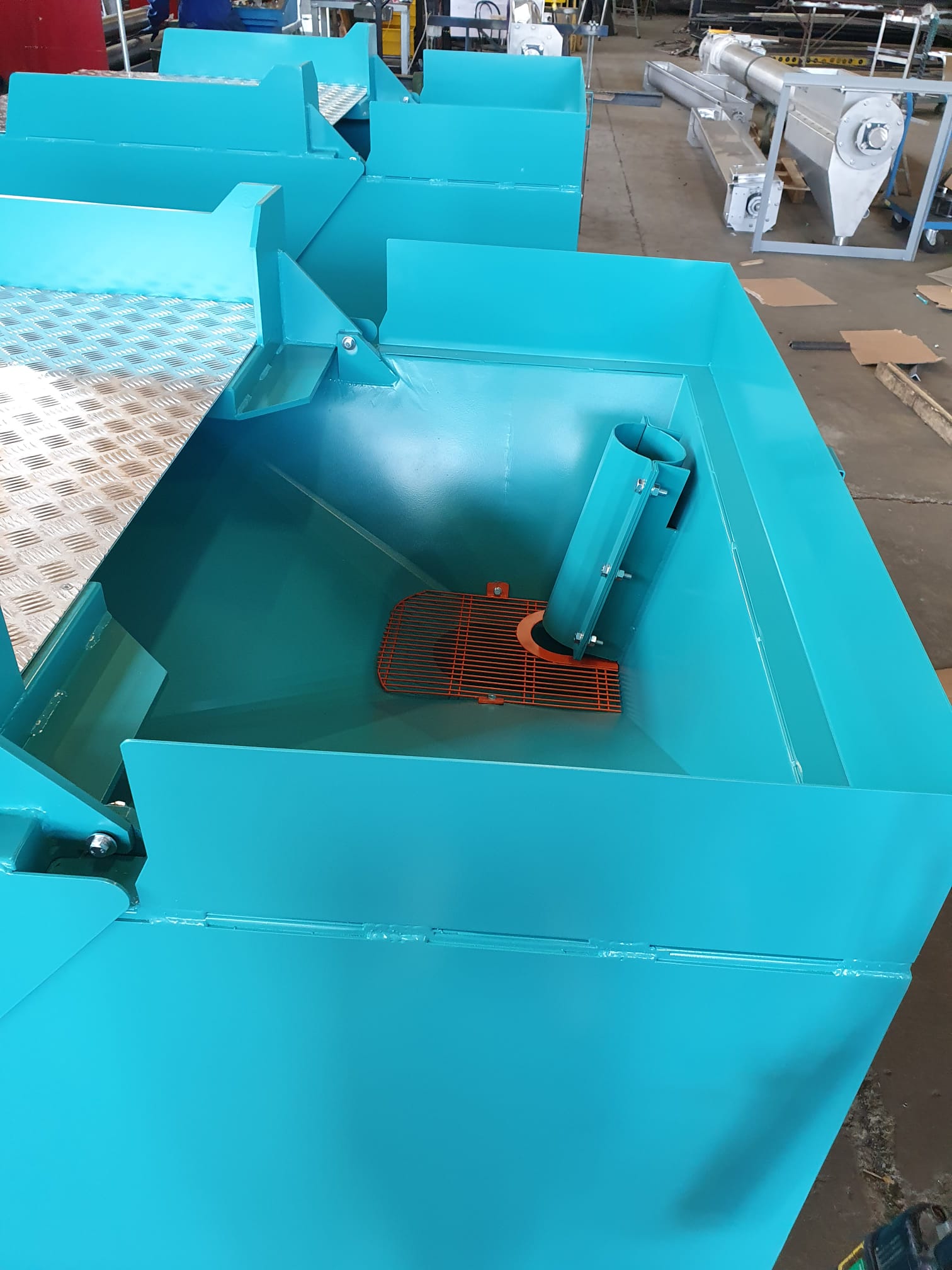 Una barca blu è appoggiata su un tavolo in una fabbrica.