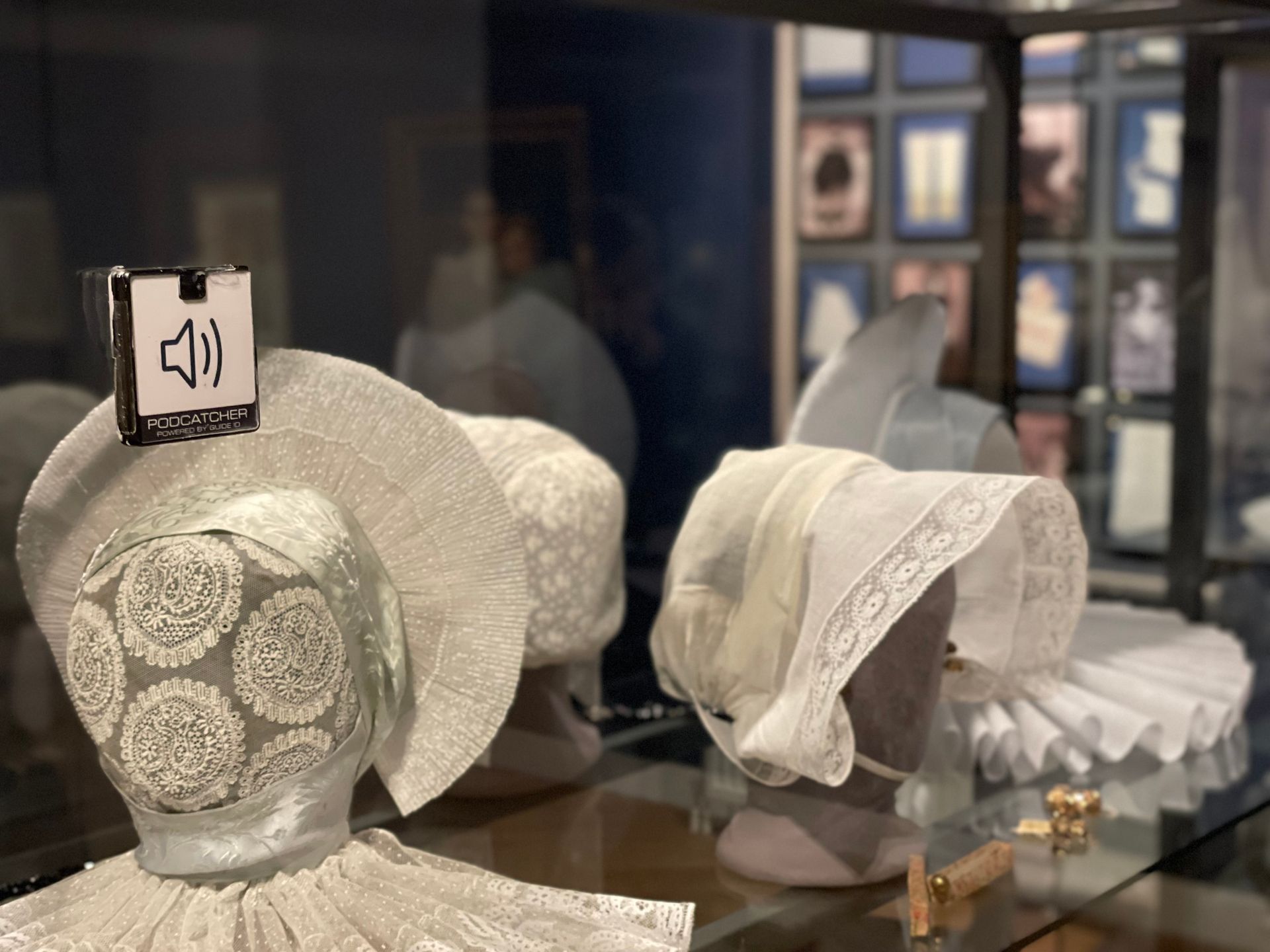 Audiotour in het Huizer Museum bij de vitrine met de kappen van de klederdracht.