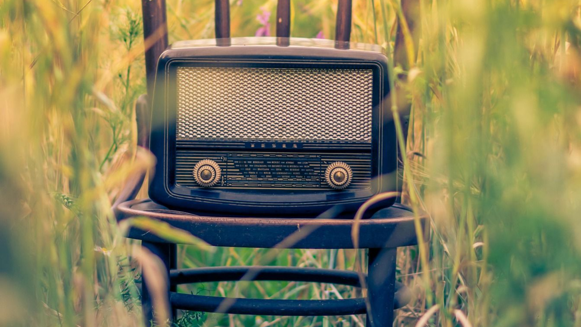 radio op een stoel